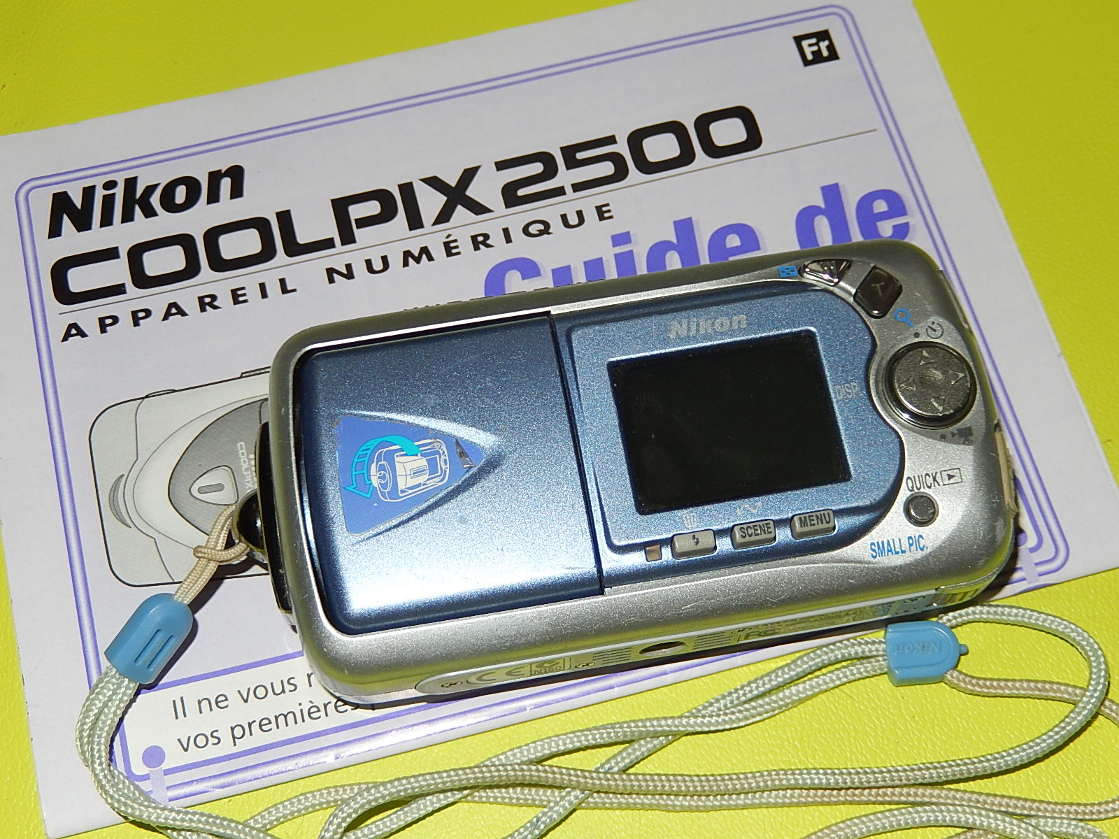 NIKON COOLPIX 2500 2MP ZOOM 3X ET SON CHARGEUR NIKON MH-60