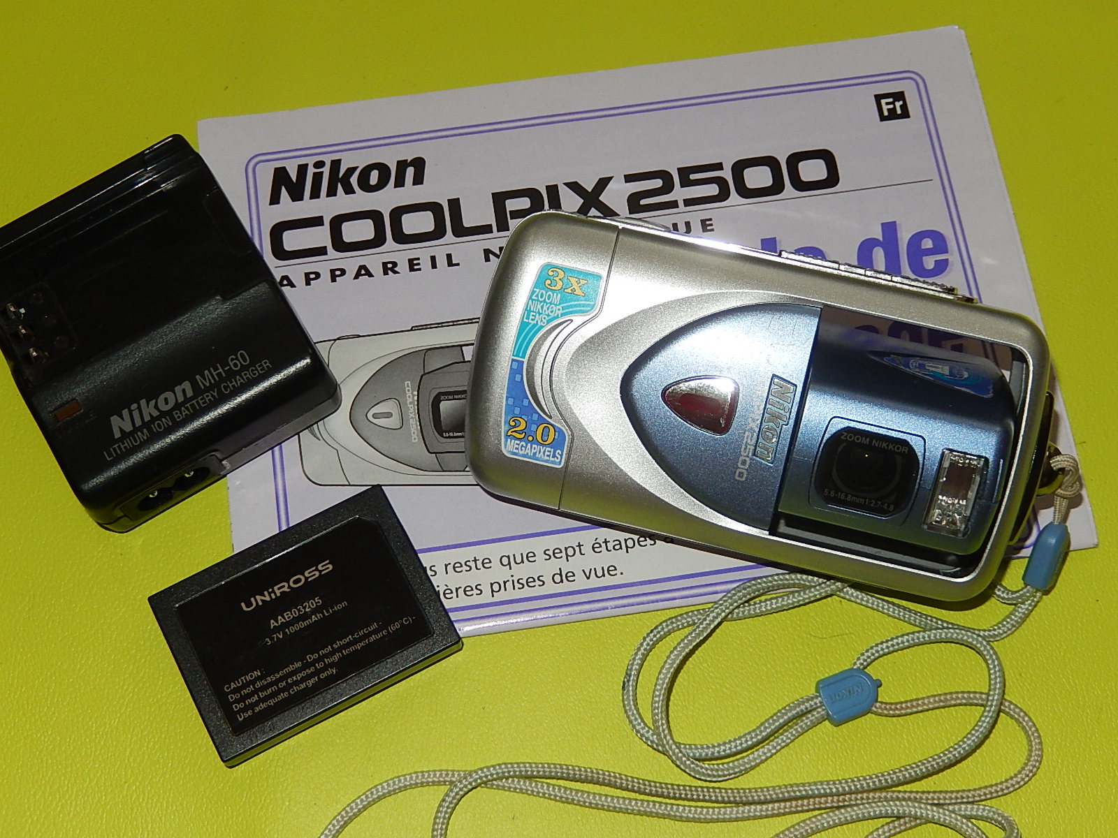 NIKON COOLPIX 2500 2MP ZOOM 3X ET SON CHARGEUR NIKON MH-60