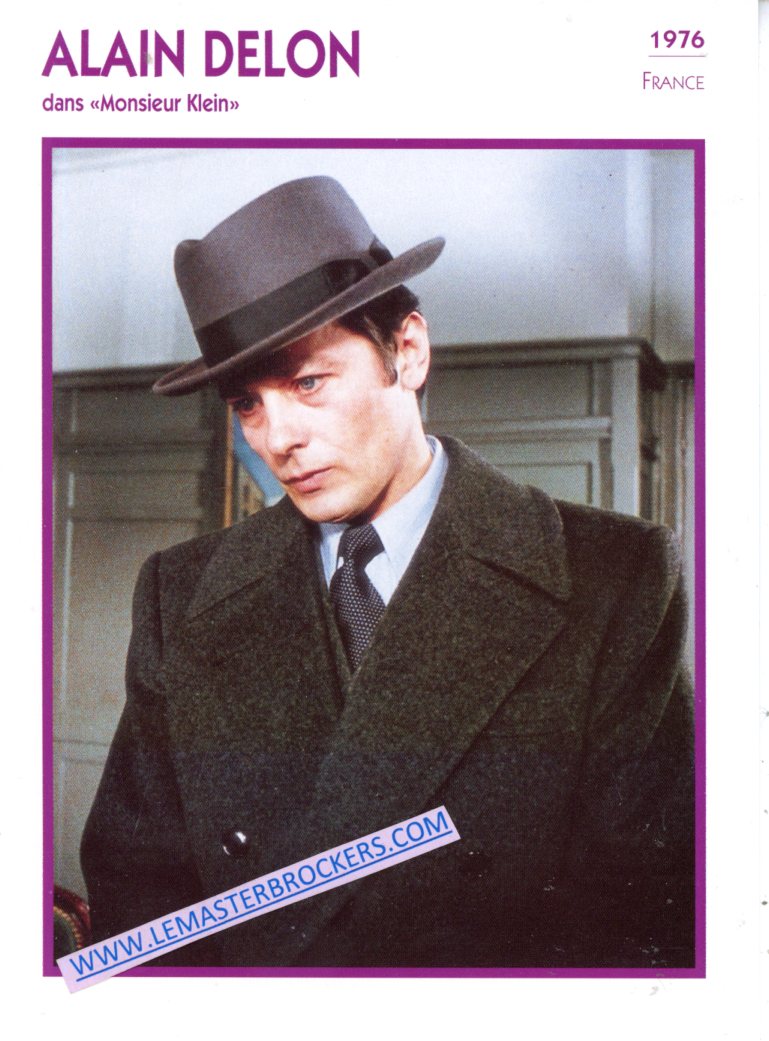 ALAIN DELON DANS MONSIEUR KLEIN 1976 - CARTE FICHE PORTRAIT DE STAR
