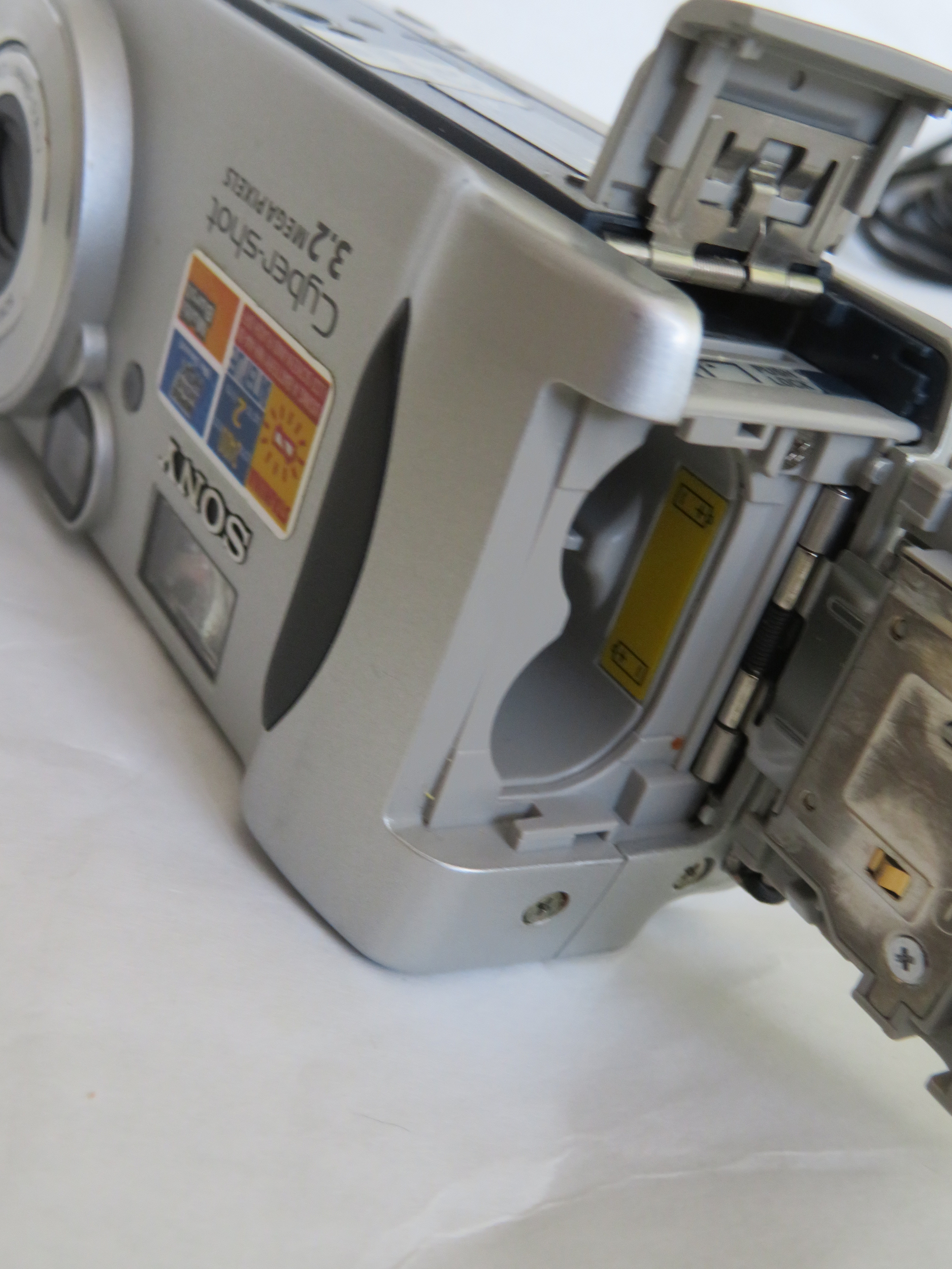 APPAREIL PHOTO SONY DSC-P71 3.2MP DIGITAL CAMERA VINTAGE