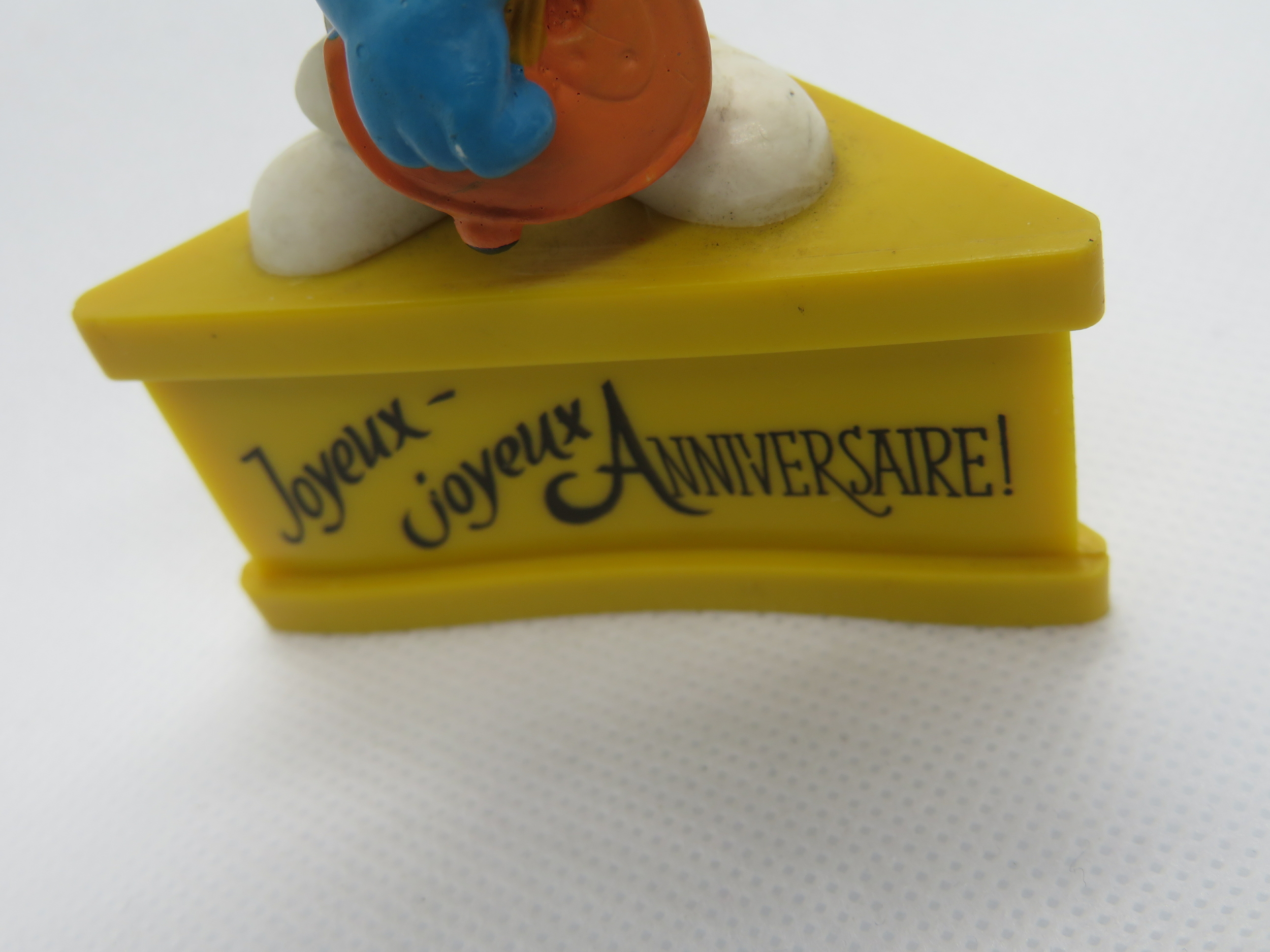 FIGURINE SCHTROUMPF BASSISTE GUITARE JOYEUX ANNIVERSAIRE 1980