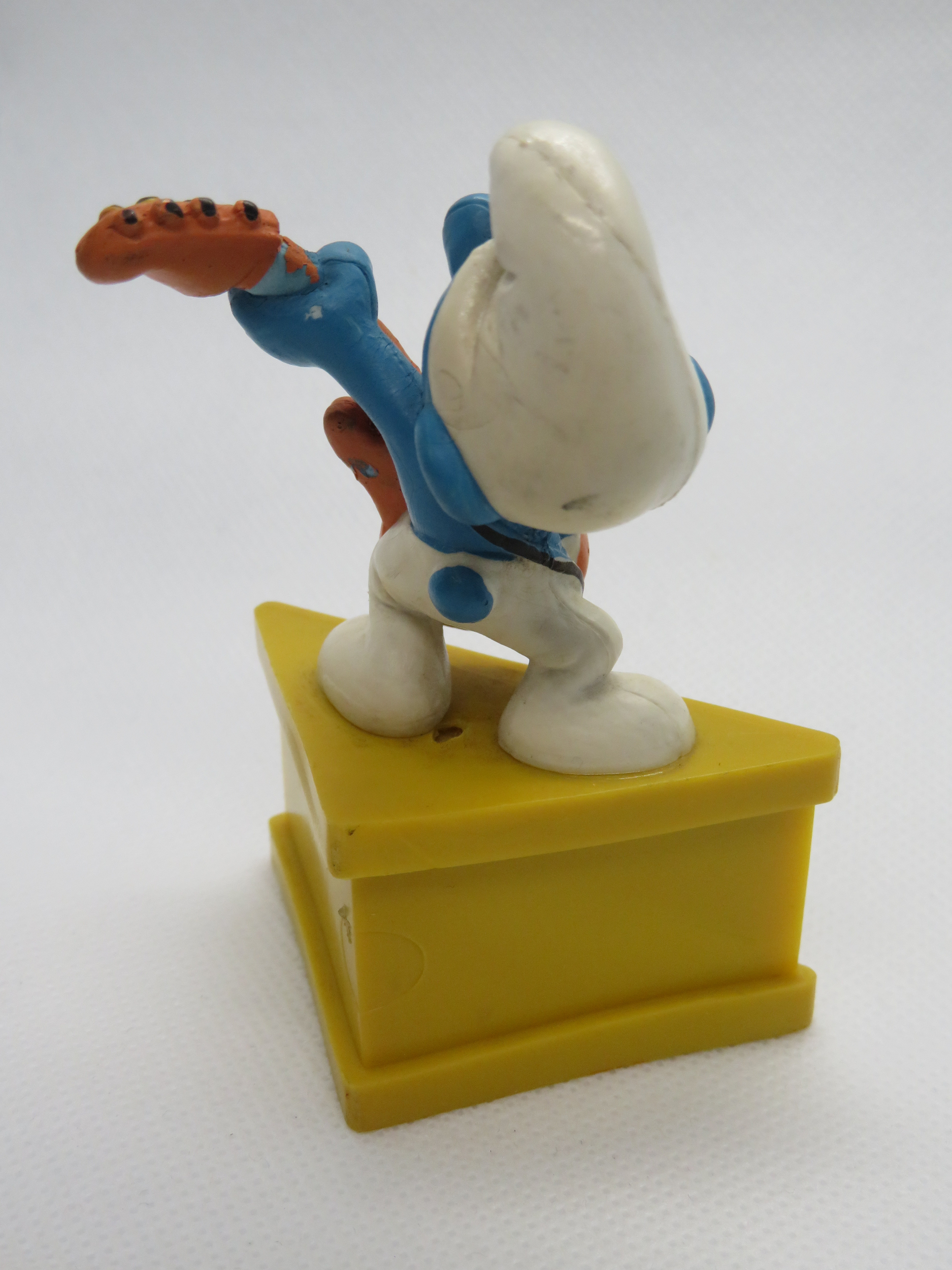 FIGURINE SCHTROUMPF BASSISTE GUITARE JOYEUX ANNIVERSAIRE 1980