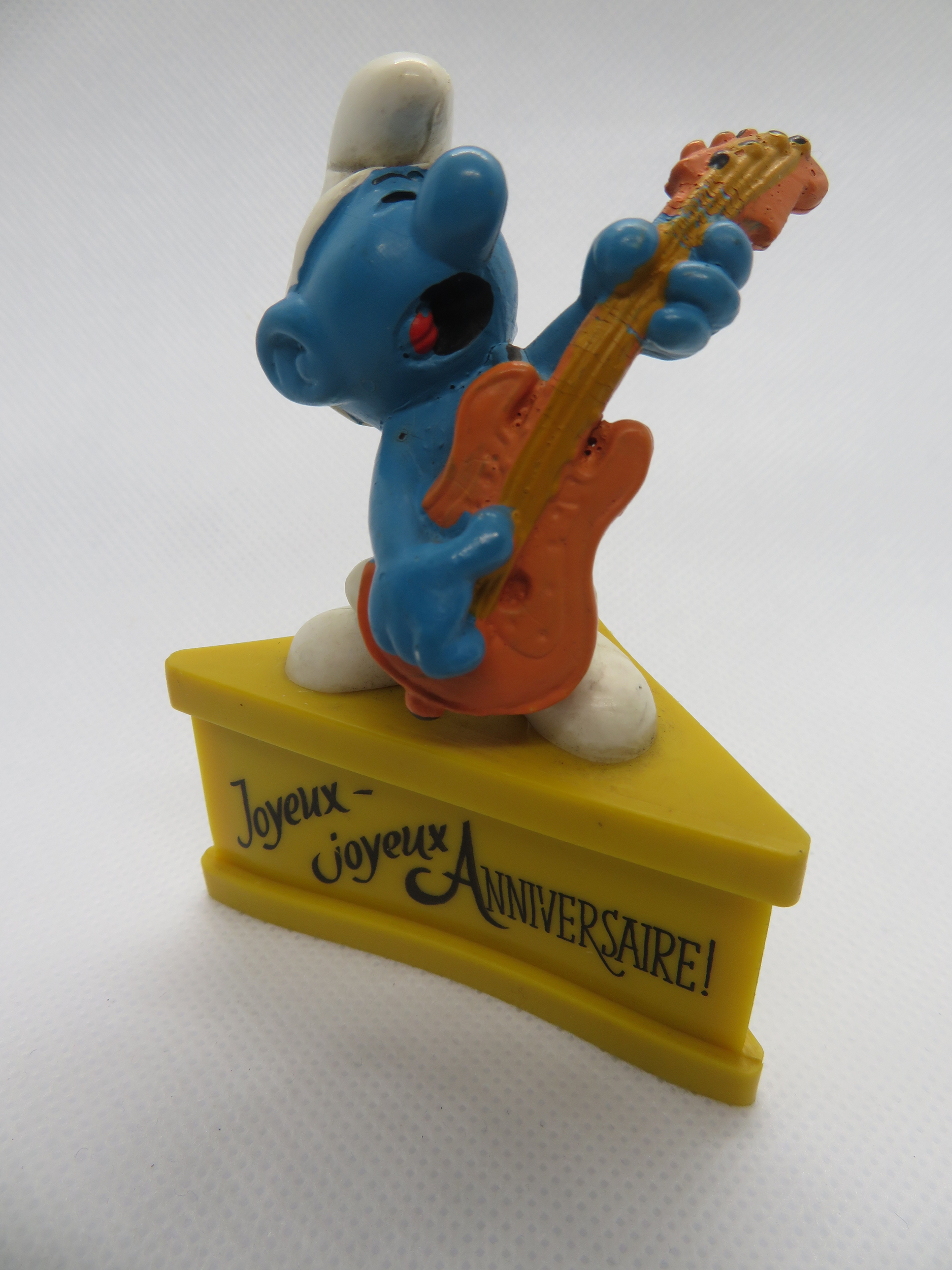 FIGURINE SCHTROUMPF BASSISTE GUITARE JOYEUX ANNIVERSAIRE 1980