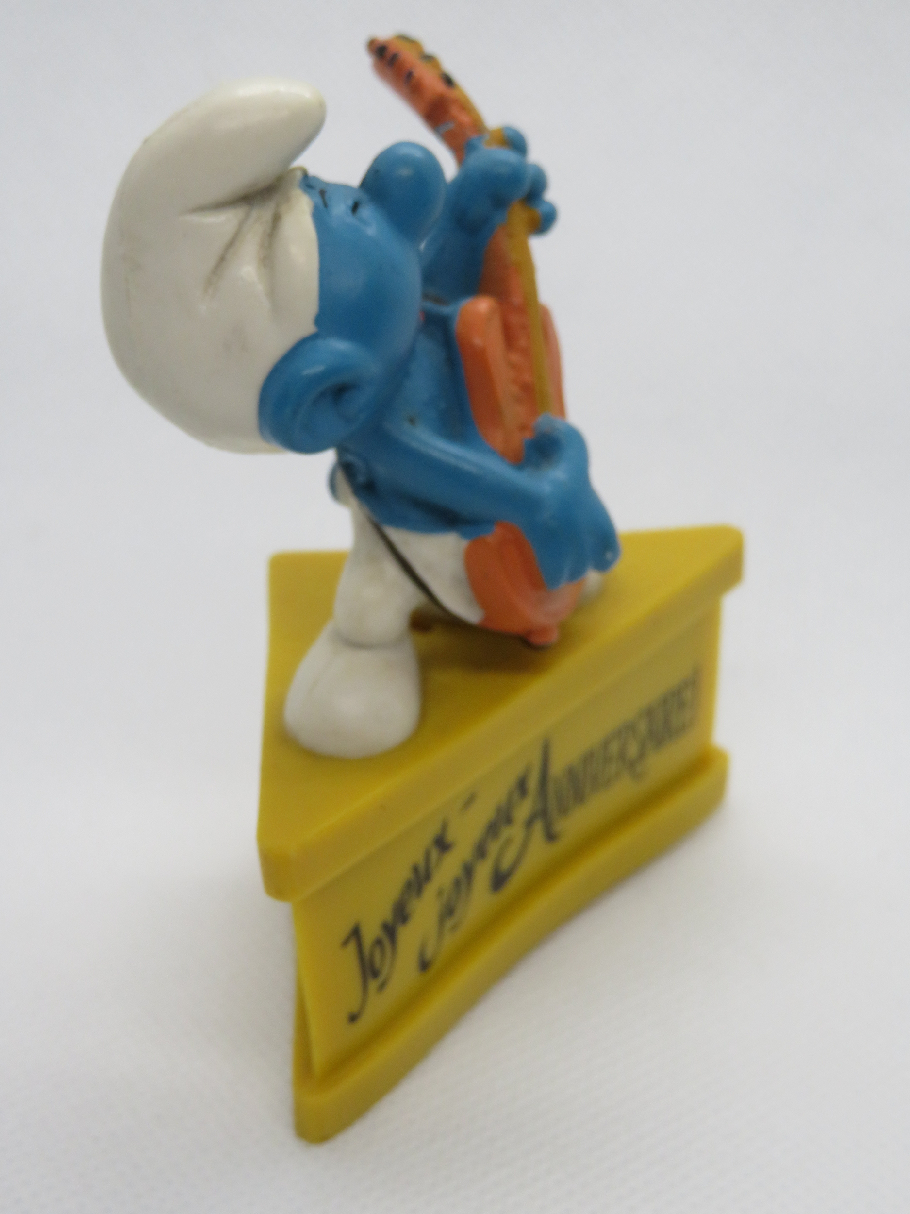 FIGURINE SCHTROUMPF BASSISTE GUITARE JOYEUX ANNIVERSAIRE 1980