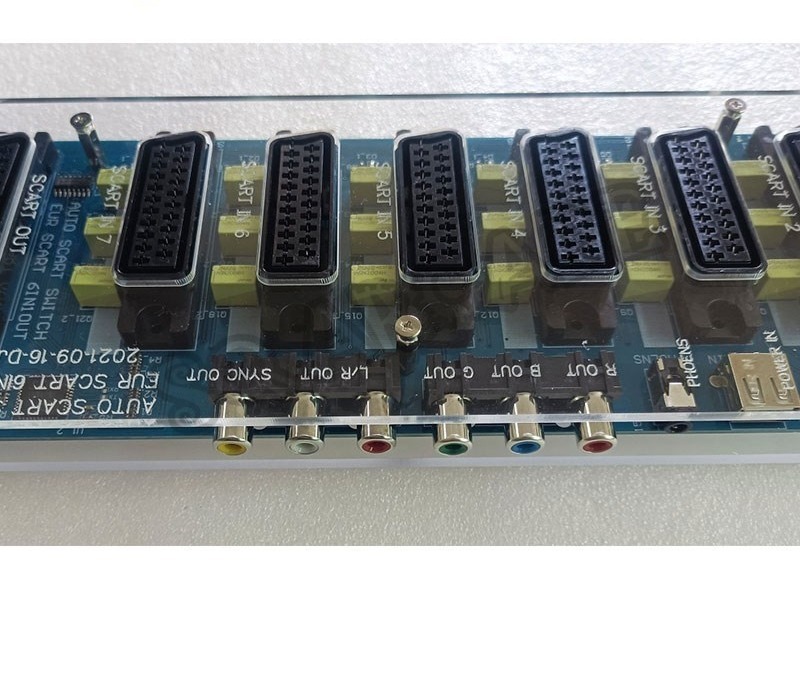DISTRIBUTEUR PERITEL VIDEO SCART 7 EN 1 AVEC COMMUTATEUR