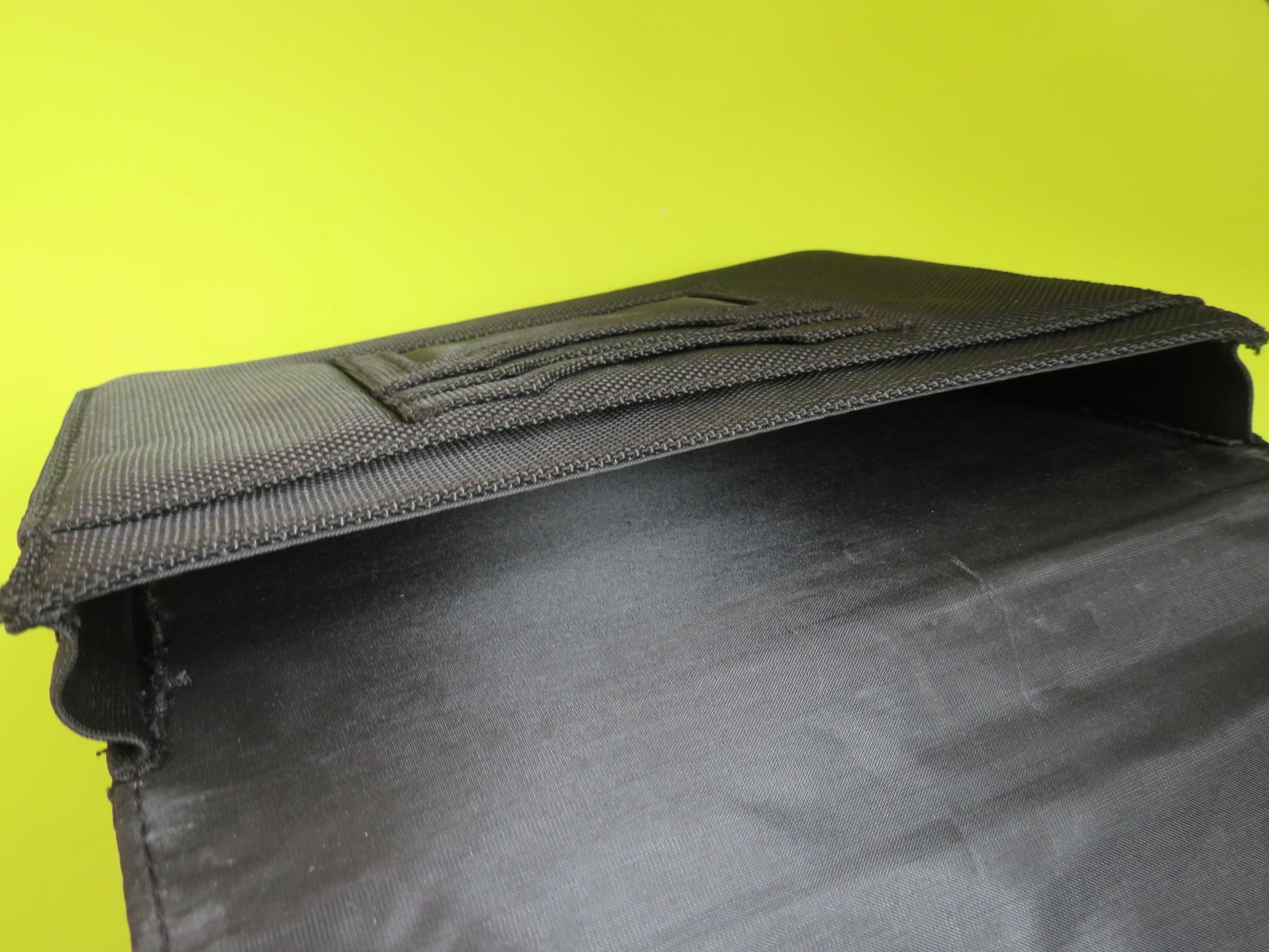 pochette-audi-textile-noir-compartiments