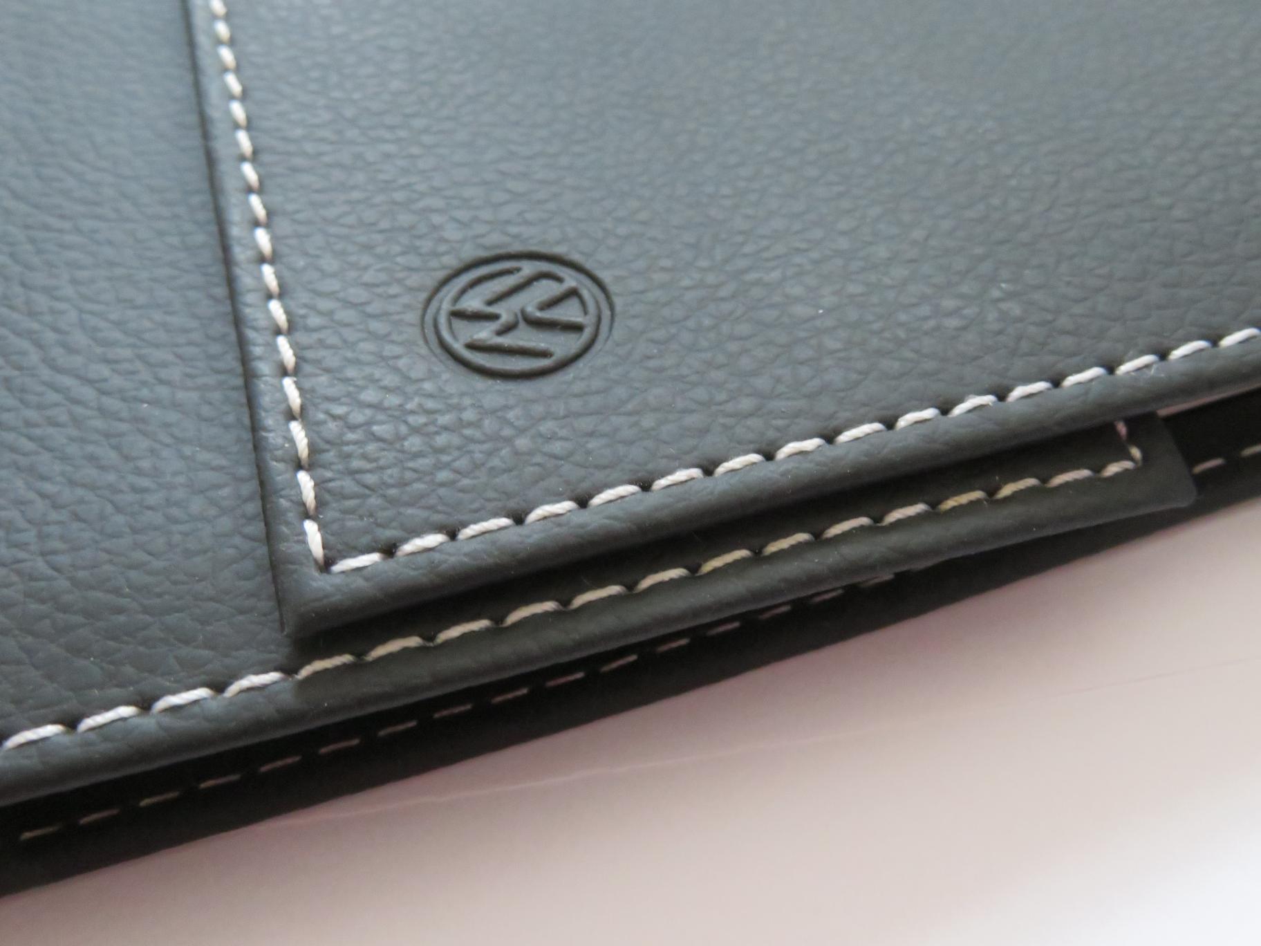 pochette-volkswagen-originale-manuel-notice-aspect-cuir-17x22-compatible-15x21