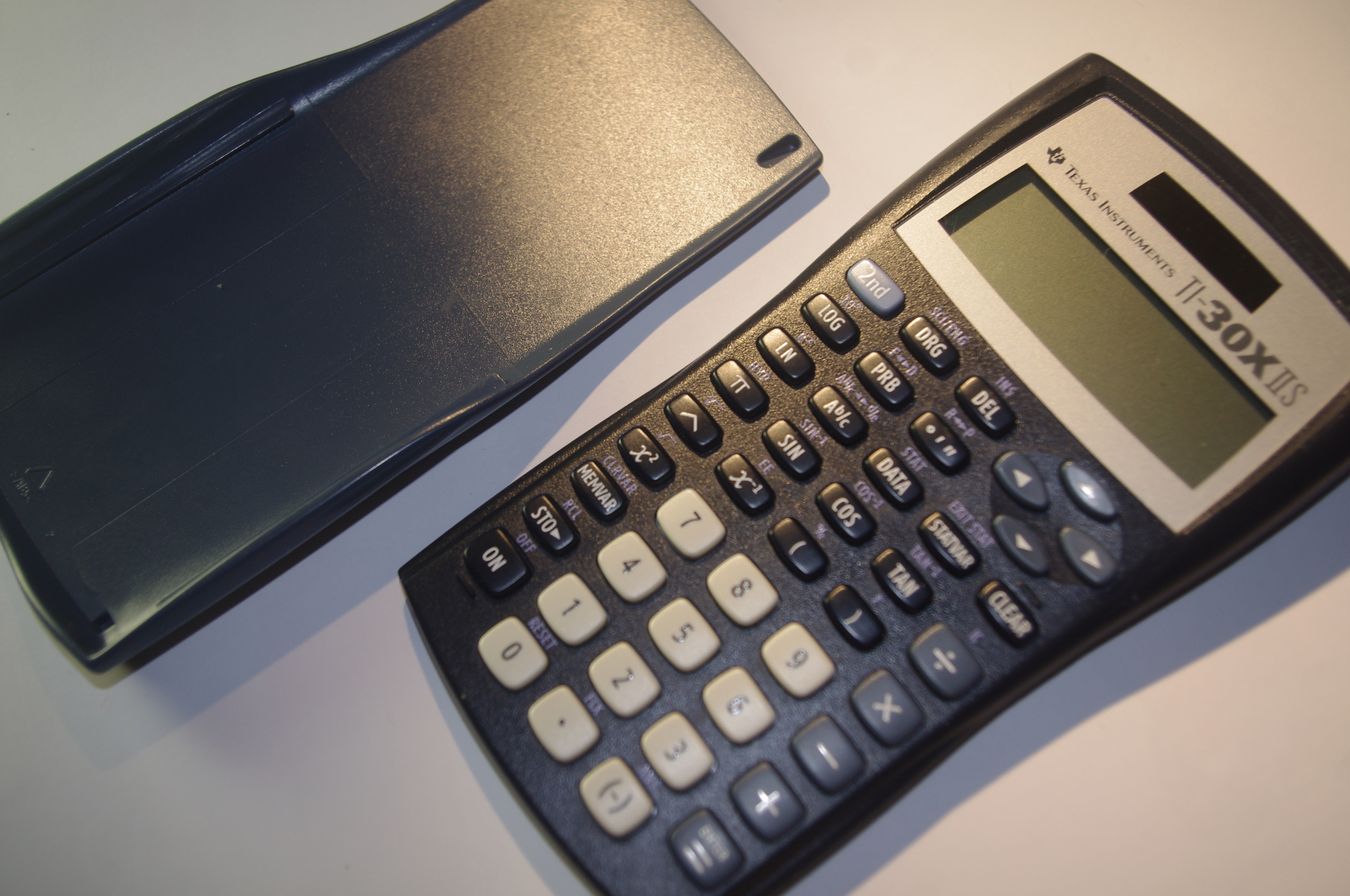 TEXAS-INSTRUMENTS-TI30-CALCULATRICE-SCIENTIFIQUE-TI30XIIS-LEMASTERBROCKERS