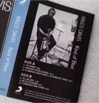 Cassette audio Miles Davis album jazz bleu iconique – objet rétro collector musique