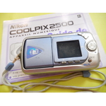 NIKON COOLPIX 2500 2MP ZOOM 3X ET SON CHARGEUR NIKON MH-60