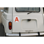 A JEUNE CONDUCTEUR VOITURE DE COLLECTION
