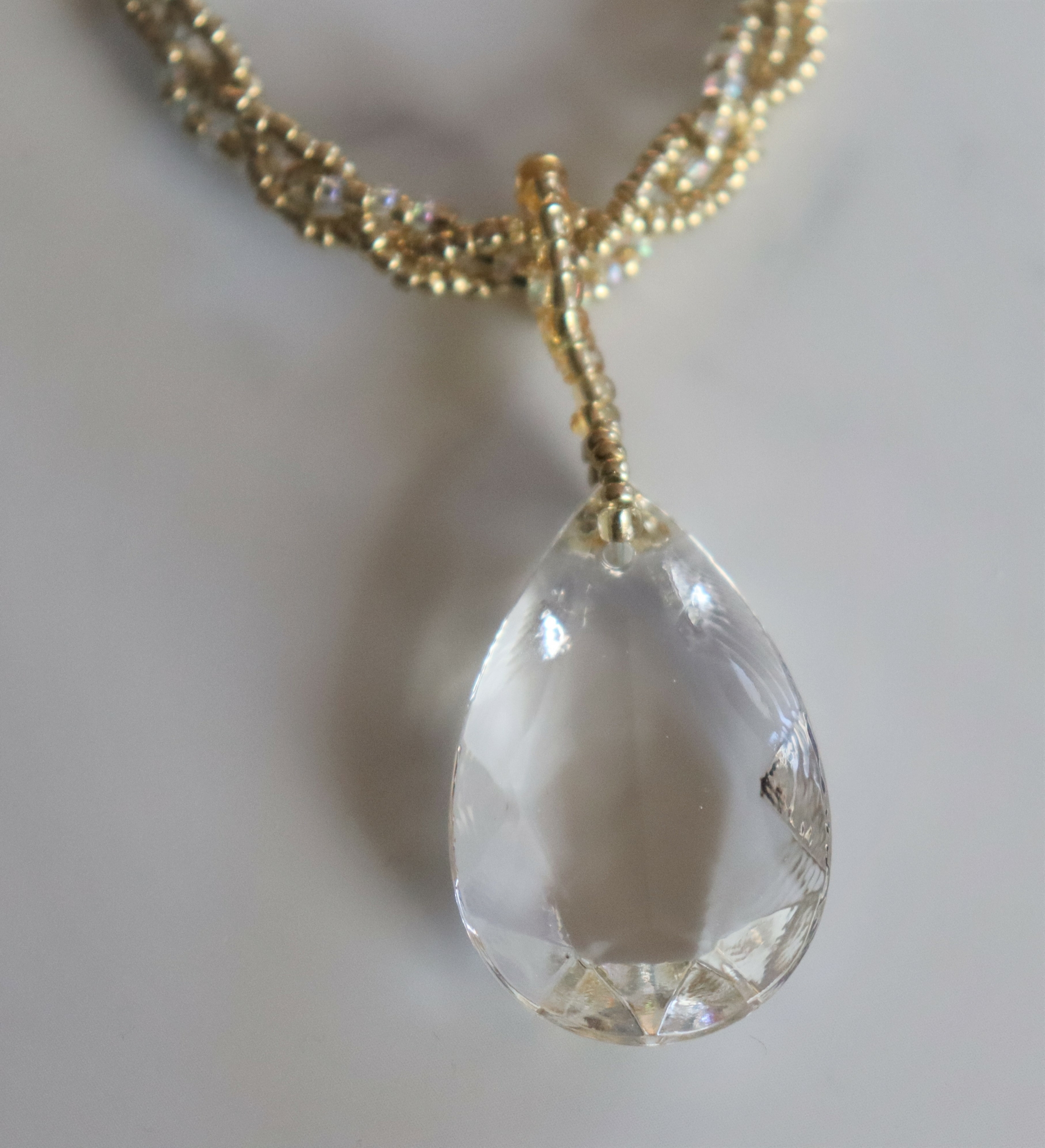 Collier Tressé Doré Pendentif Goutte de Glace