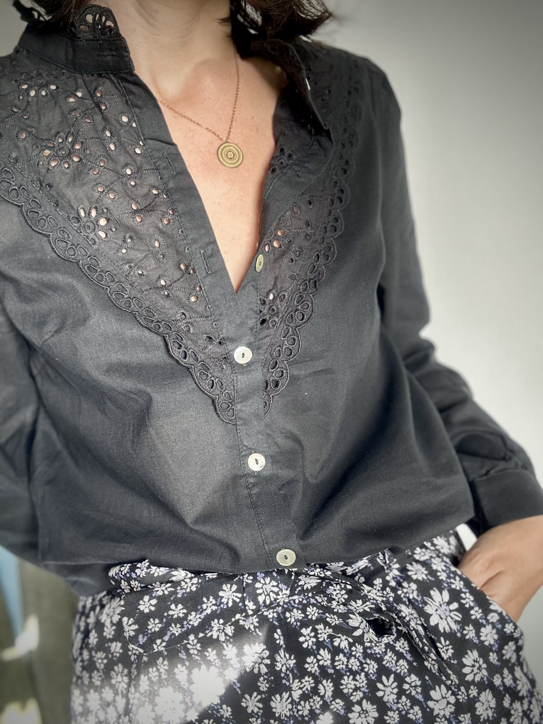 Chemise noire broderie