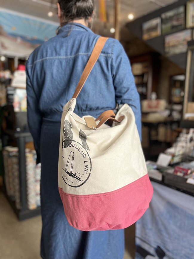 sac rose sur epaule