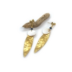 Boucles d'oreilles pendantes Dagger en feuilles de laiton doré et perle plate nacrée