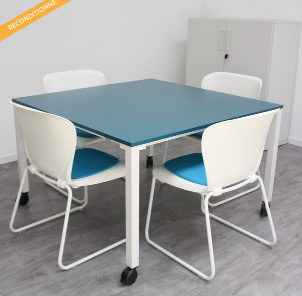 table carré Steelcases sur roulettes