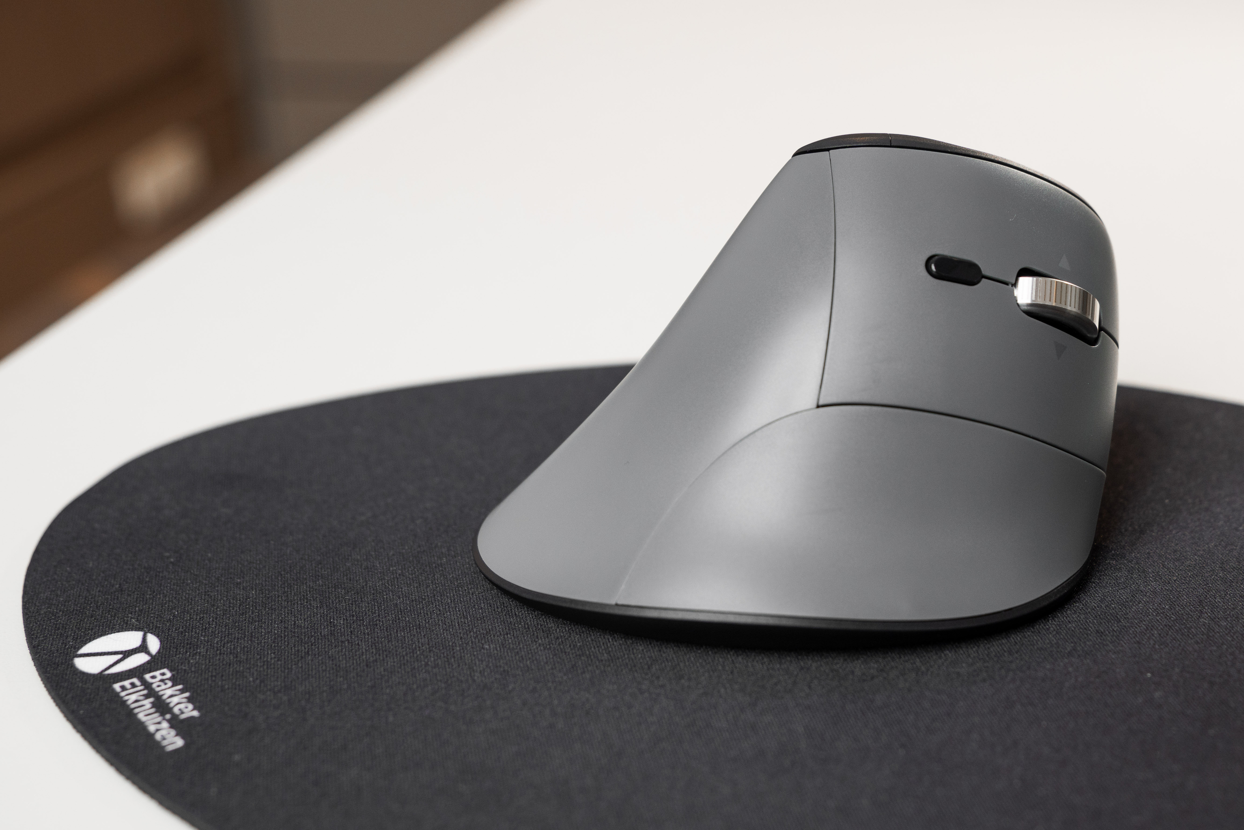 Vue Souris ergonomique Fastforward Pro posée sur un tapis de souris