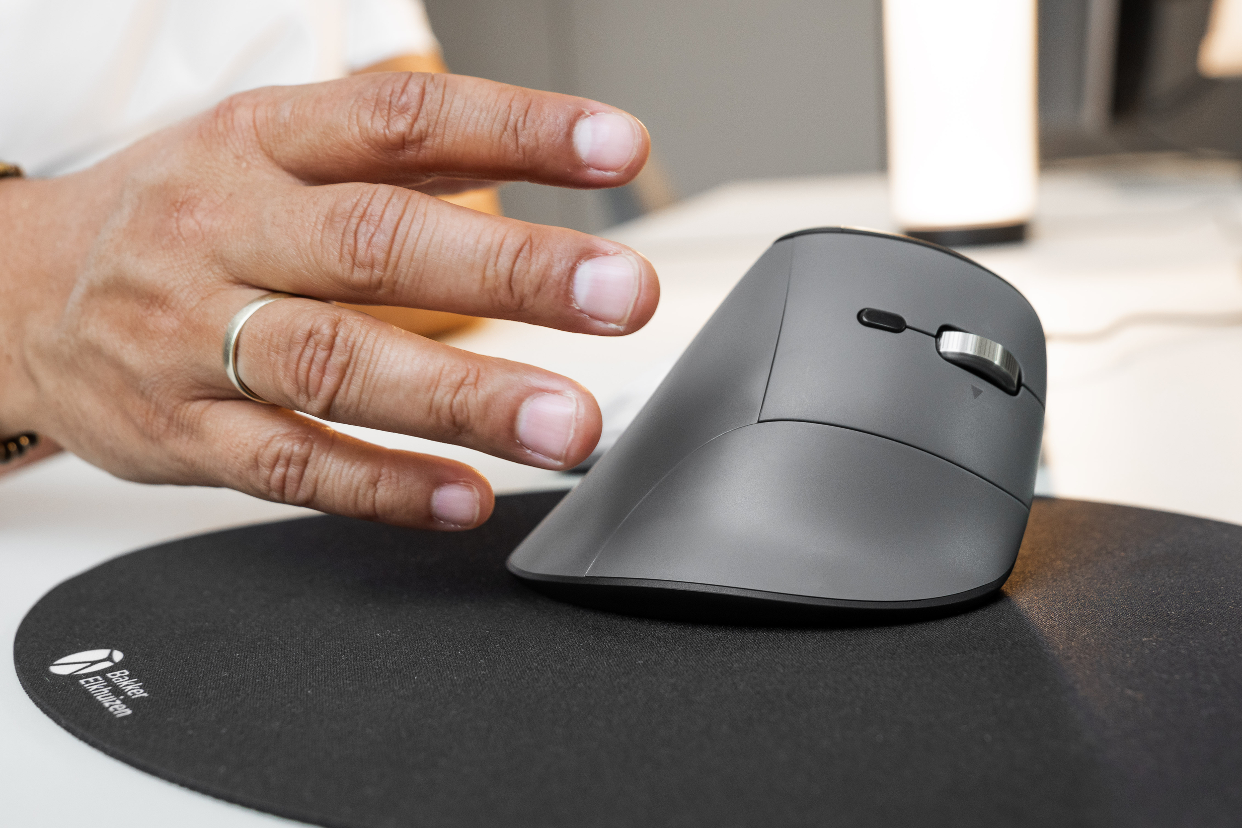 Souris ergonomique Fastformard Pro prise en main en mouvement vue de profil