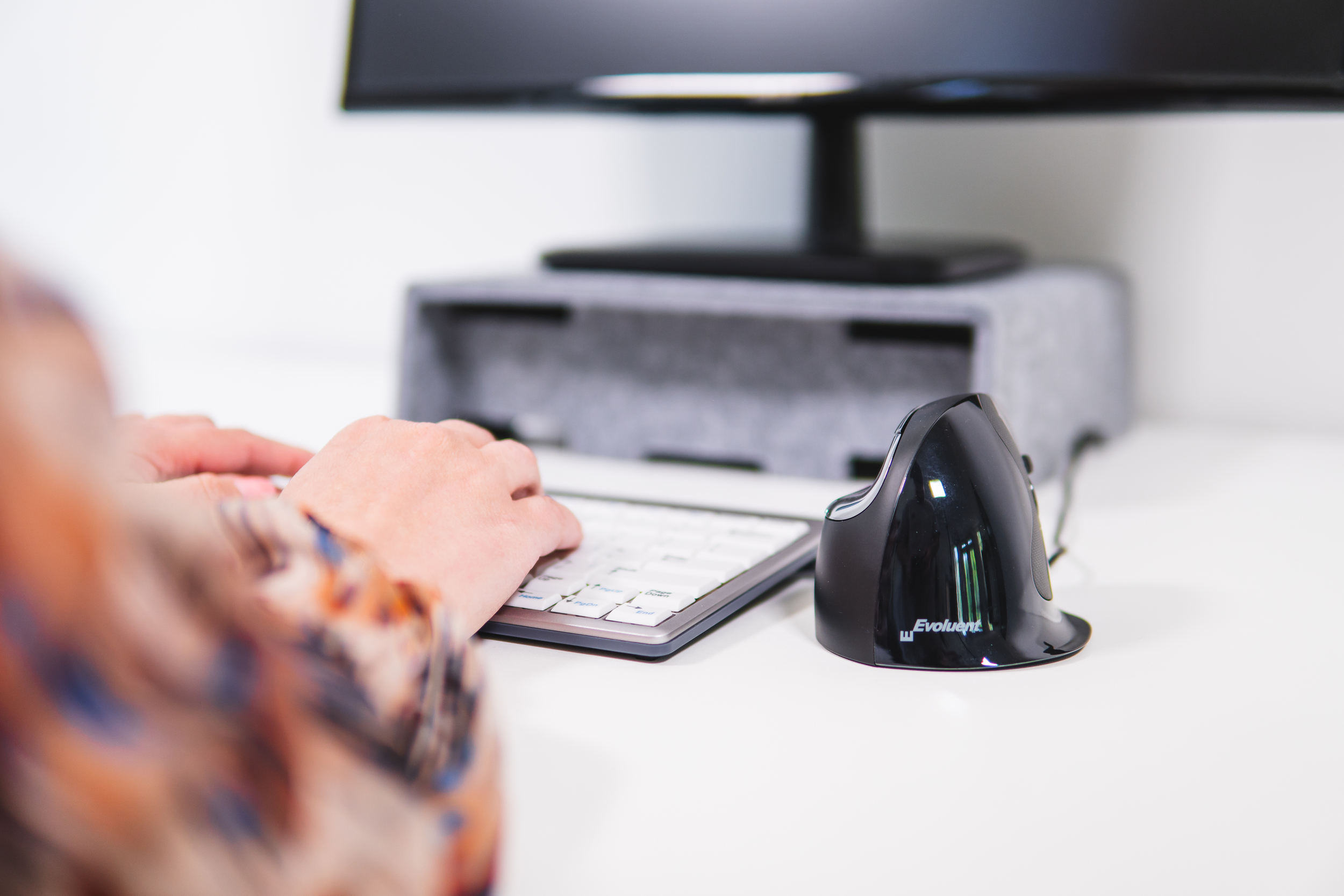 Souris Evoluent D posée sur le bord droit du clavier