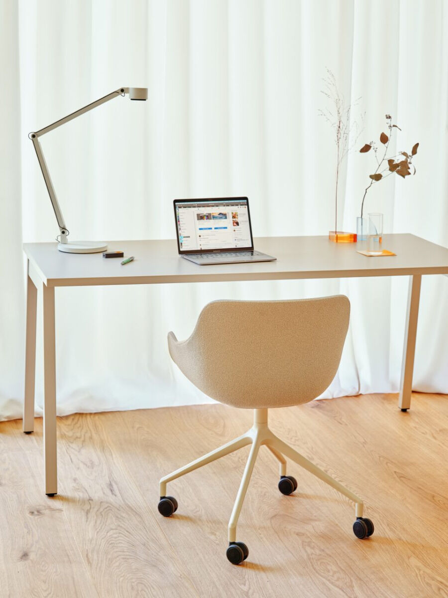 desk_ogi_drive_174_beige_m030ral0608005__seating_baltic_gr61250_m015ral9010_1