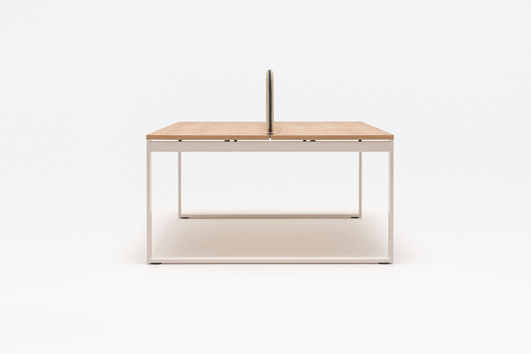 desk_ogi_q_168_natural_oak_ral9010_panel_sonic_mc249661008_2_1