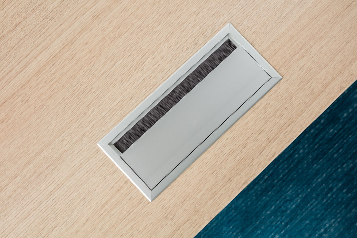 M05 trappe rectangulaire avec acces brosse
