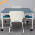 table carré Steelcases sur roulettes plateau bleu