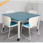 table carré Steelcases sur roulettes