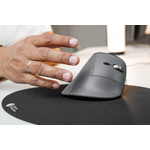 Souris ergonomique Fastformard Pro prise en main en mouvement vue de profil