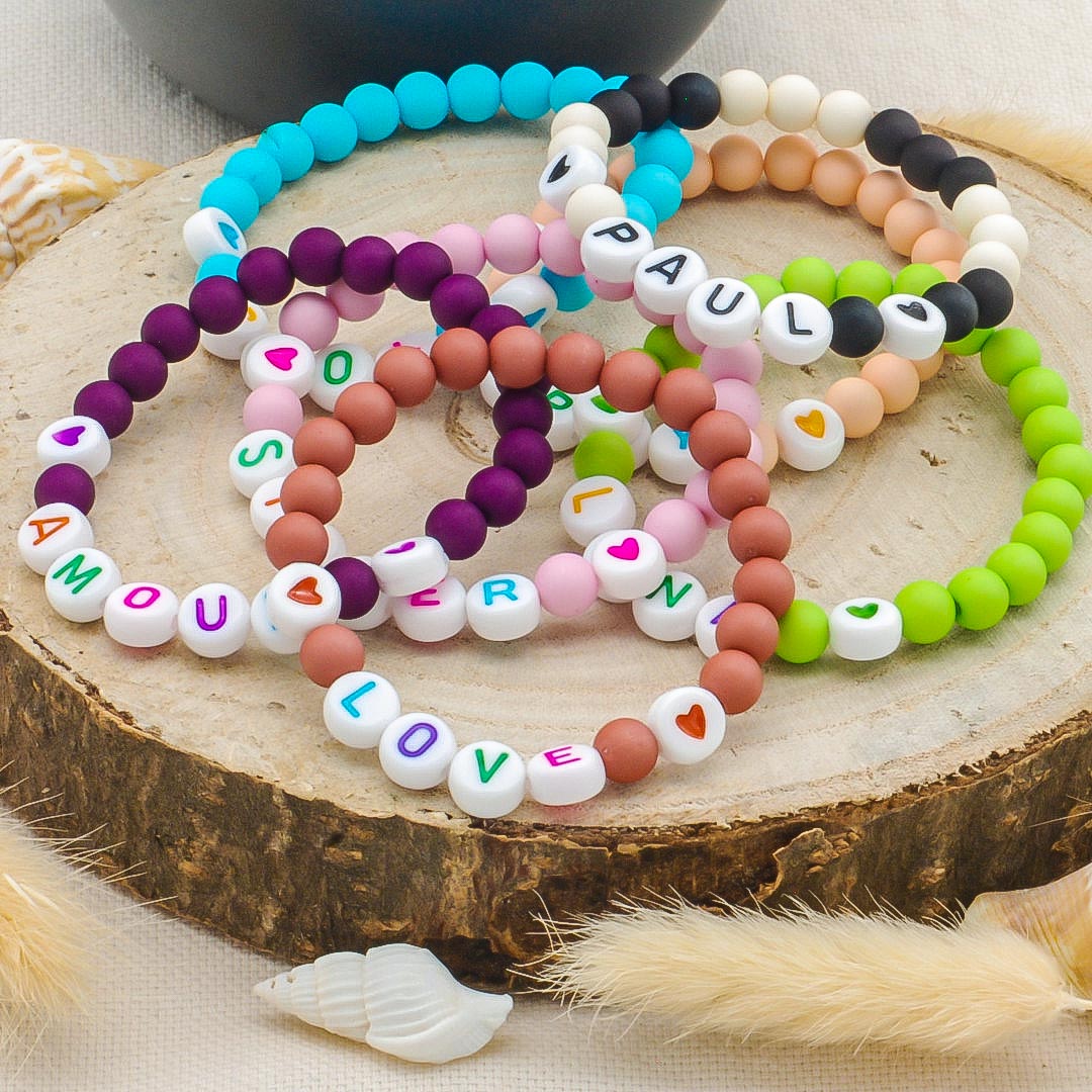Bracelet personnalisé enfant perles lettre multicolore