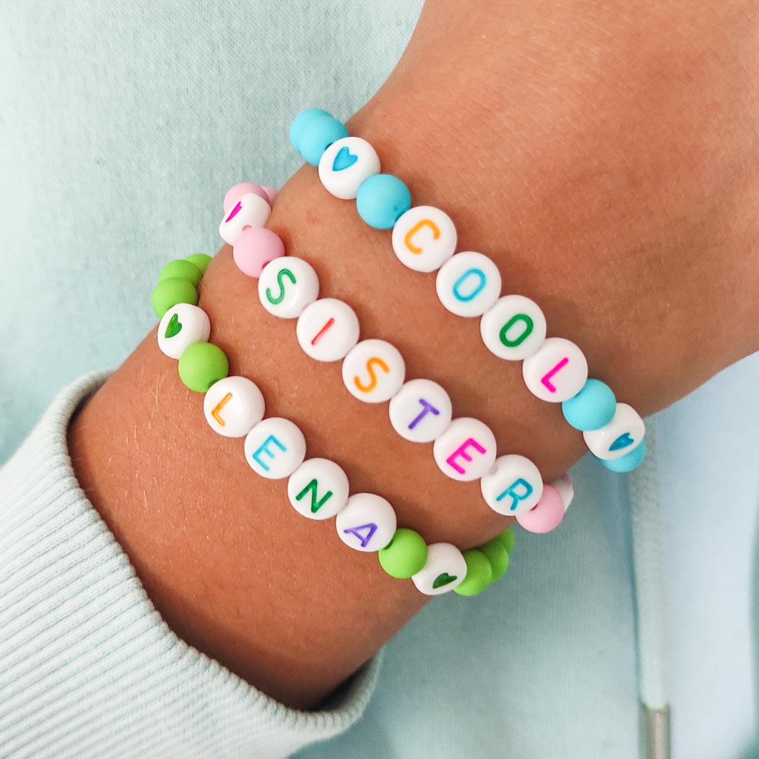 Bracelet personnalisé enfant en perles & lettres multicolores