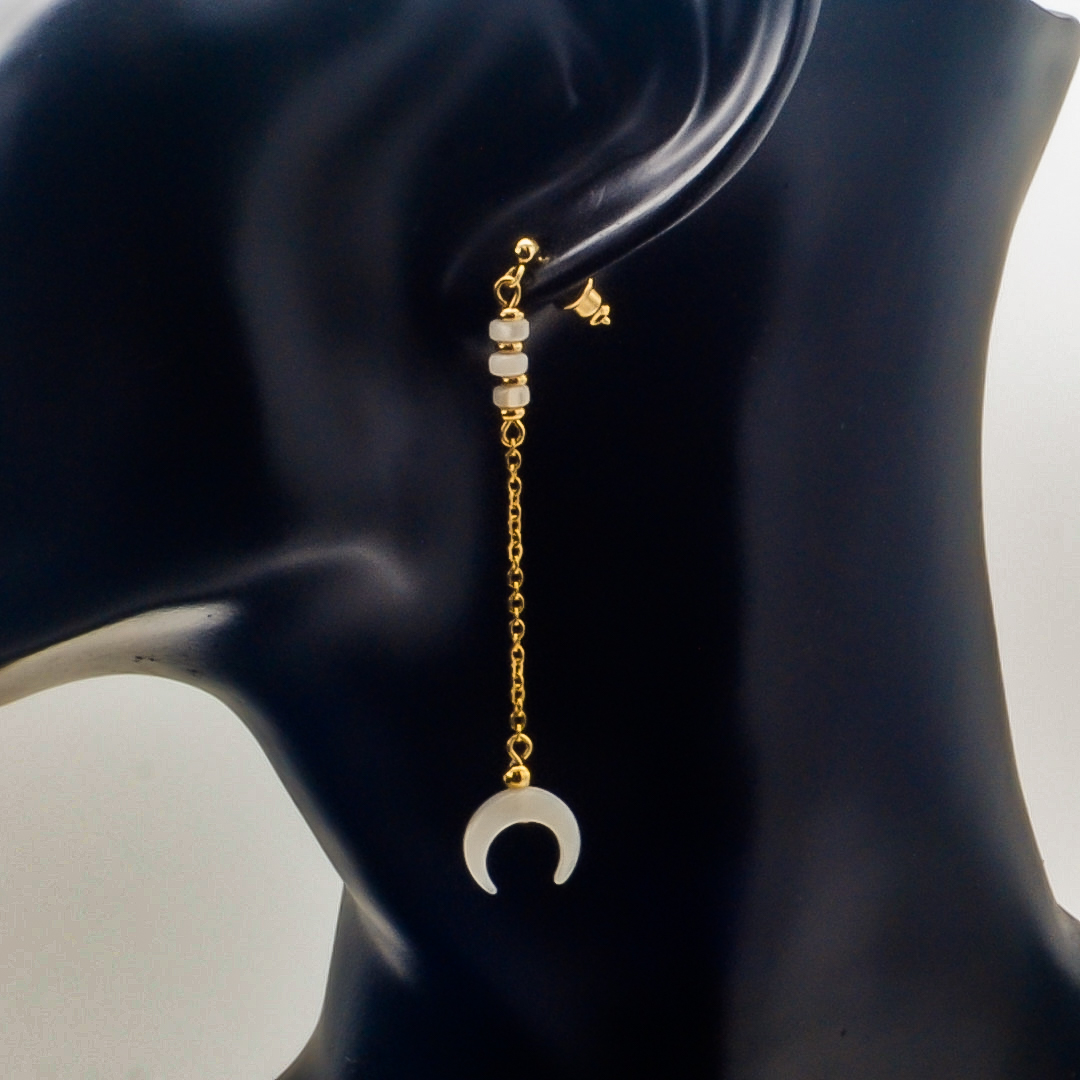 06112023-1754Boucles d'oreilles demi lune nacre 4