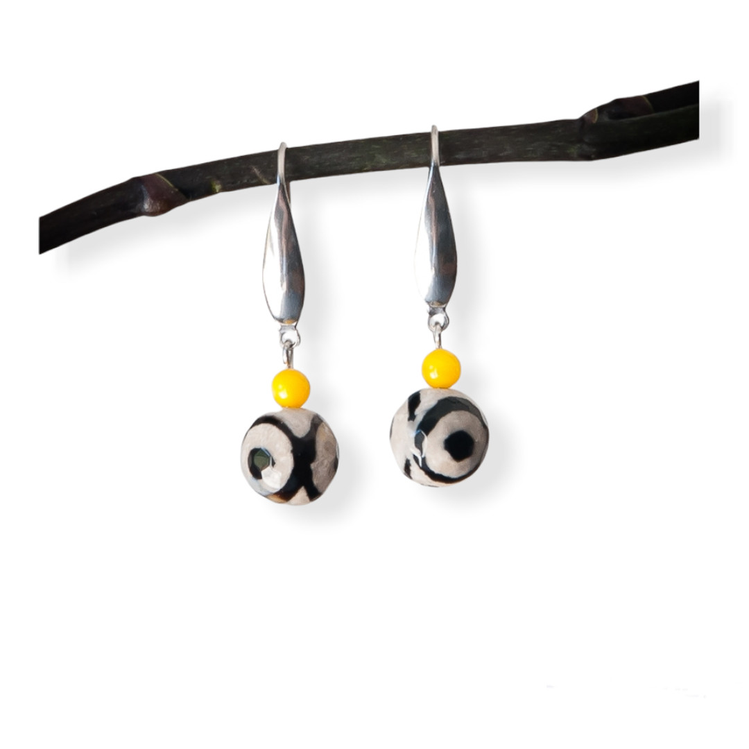 Boucles d\'oreilles agate tibétaine & coquille d\'eau douce jaune