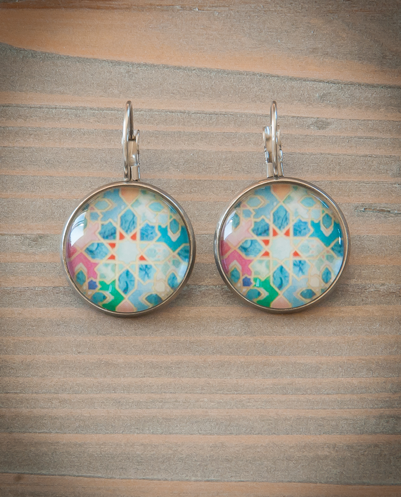 Boucles doreilles dormeuse mosaïque, vitraux bleu rose vert, acier inoxydable argent