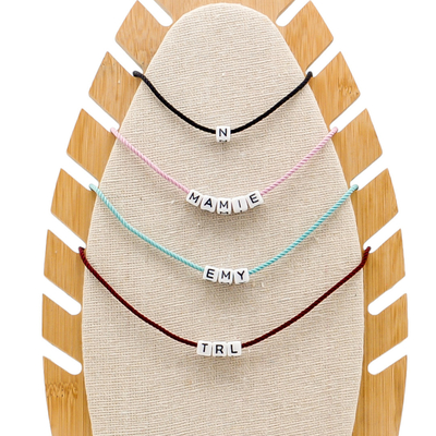 Collier personnalisé cordon lettre cube noire