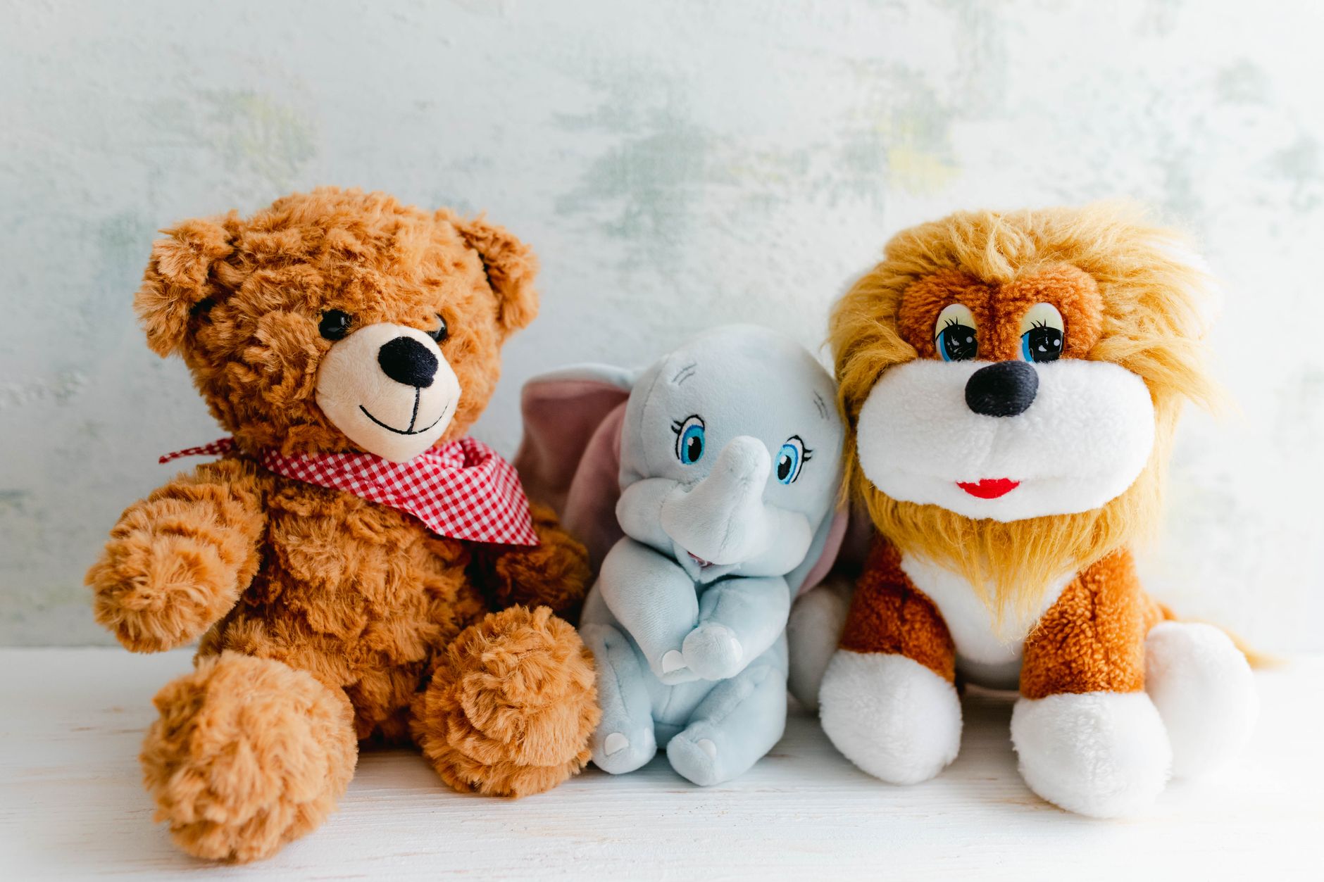 adorables peluches comprenant un ours en peluche un lion et un elephant parfaites pour des cadeaux ou de la decoration pour enfants