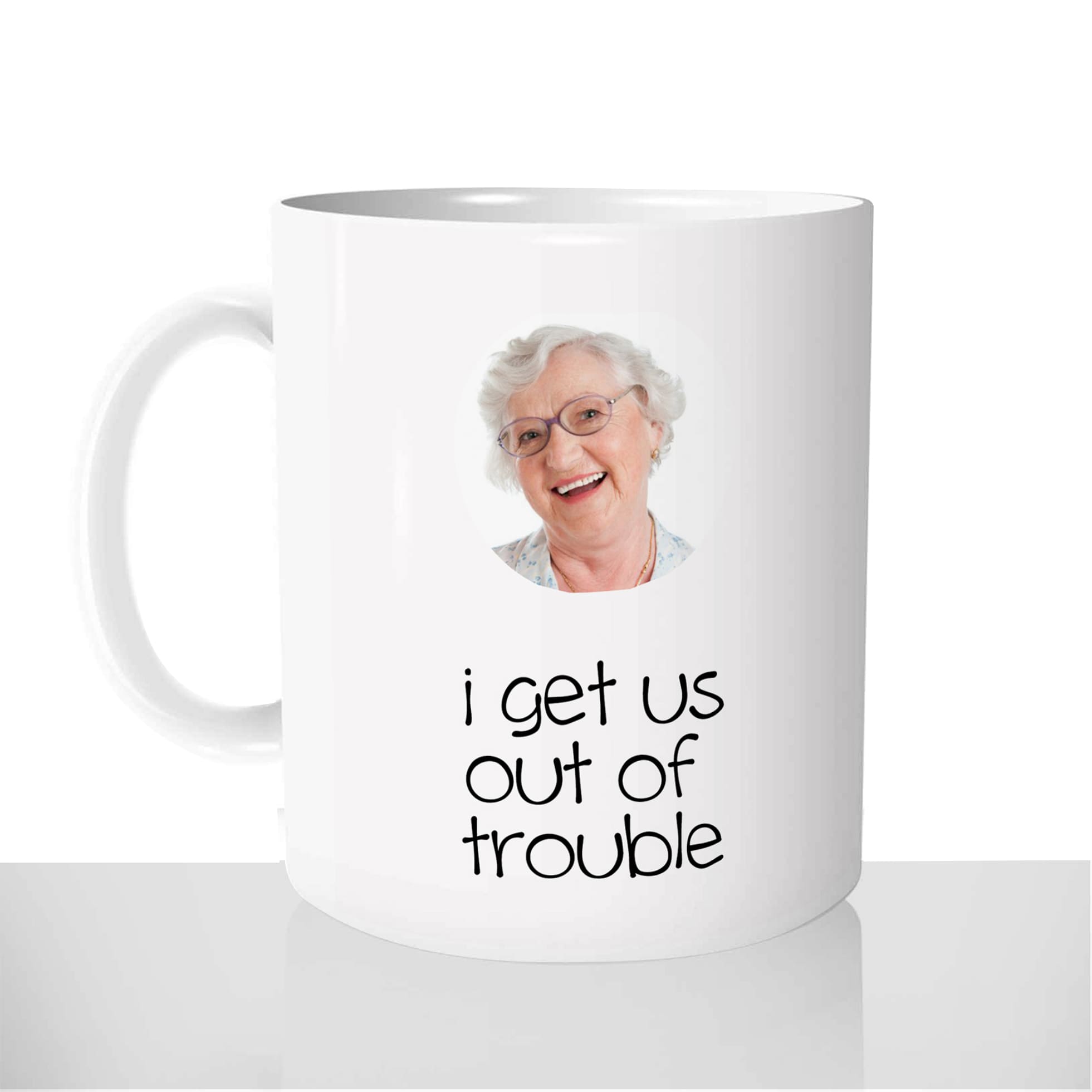 mug-blanc-brillant-personnalisé-offrir-i-get-us-out-of-trouble-in-trouble-problemes-copains-famille-drole-personnalisable-idée-cadeau-original