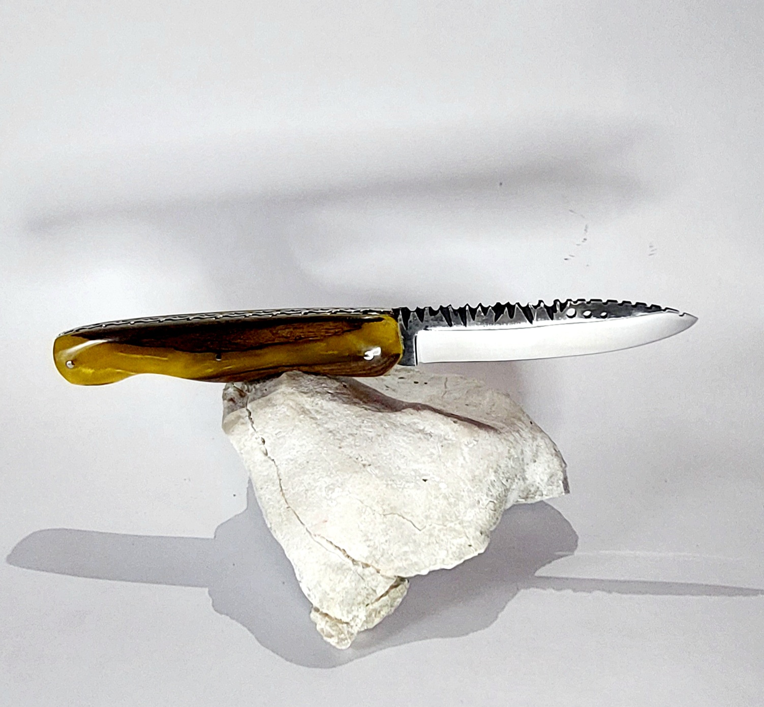 Couteau pliant avec manche en bois de noyer sculpté à la main