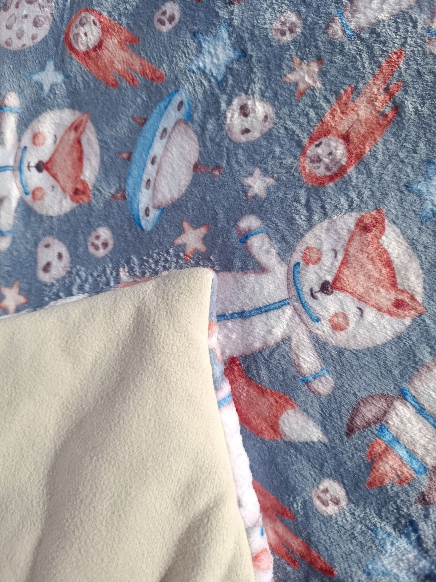 plaid pour chien motif galaxie