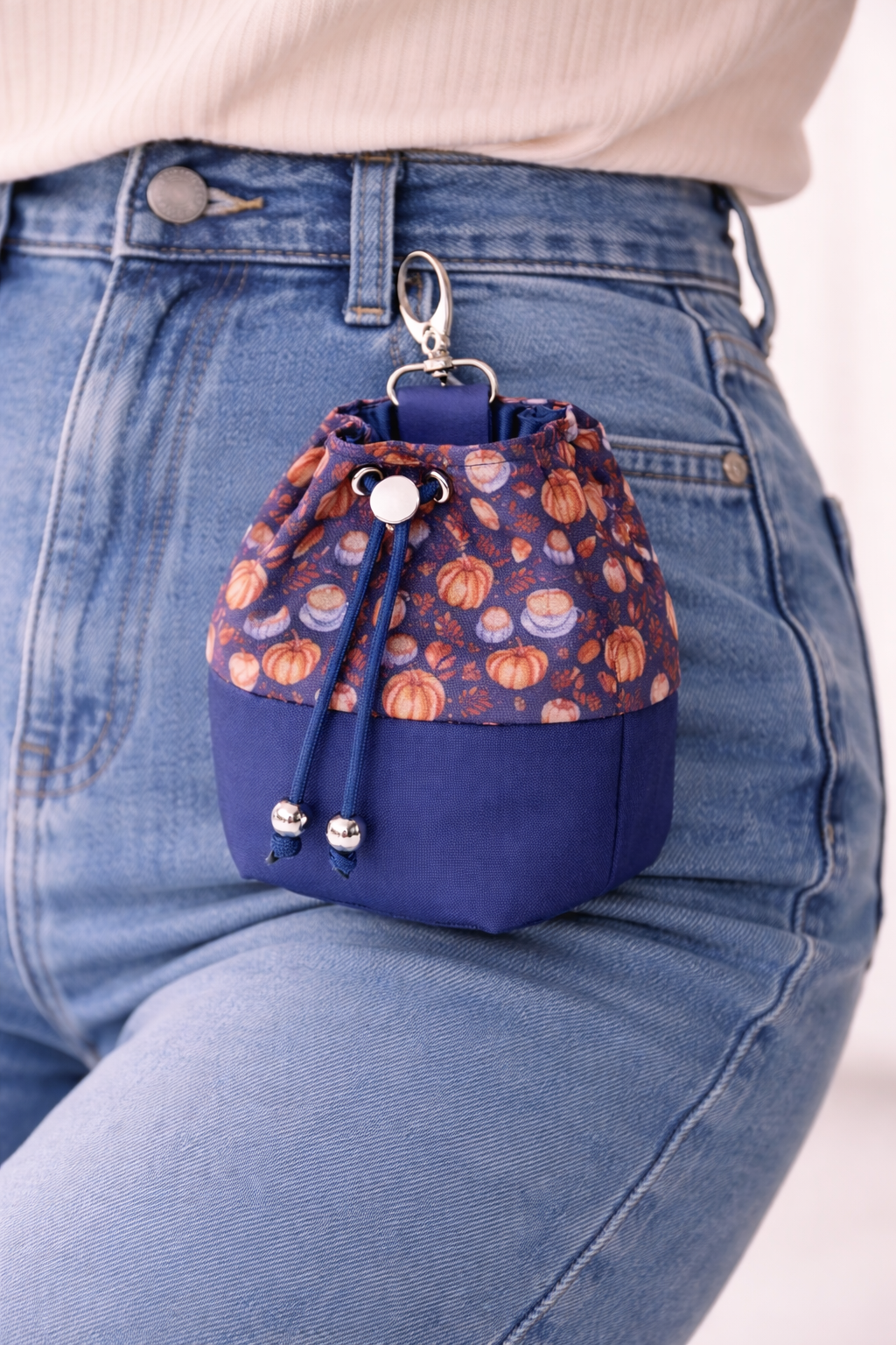 Pochette automnale sur jean bleu