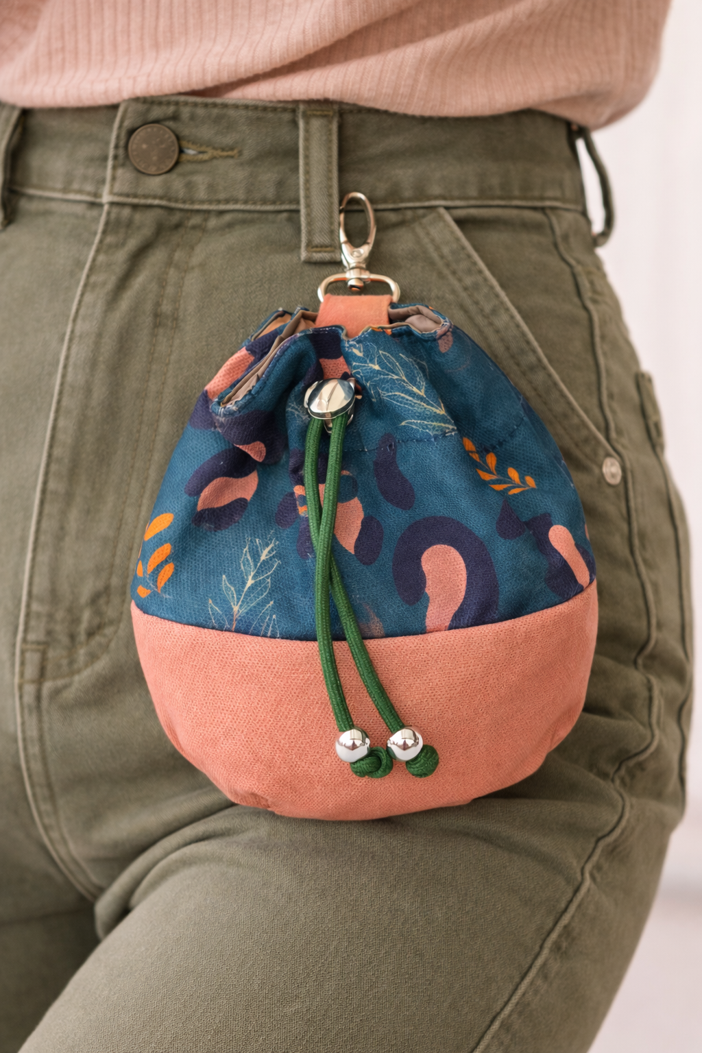 Pochette colorée sur pantalon cargo vert