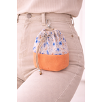 Poche florale et jean beige