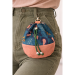 Pochette colorée sur pantalon cargo vert