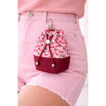 Pochon à cerises sur short en denim