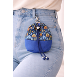 Poche colorée sur jean en denim