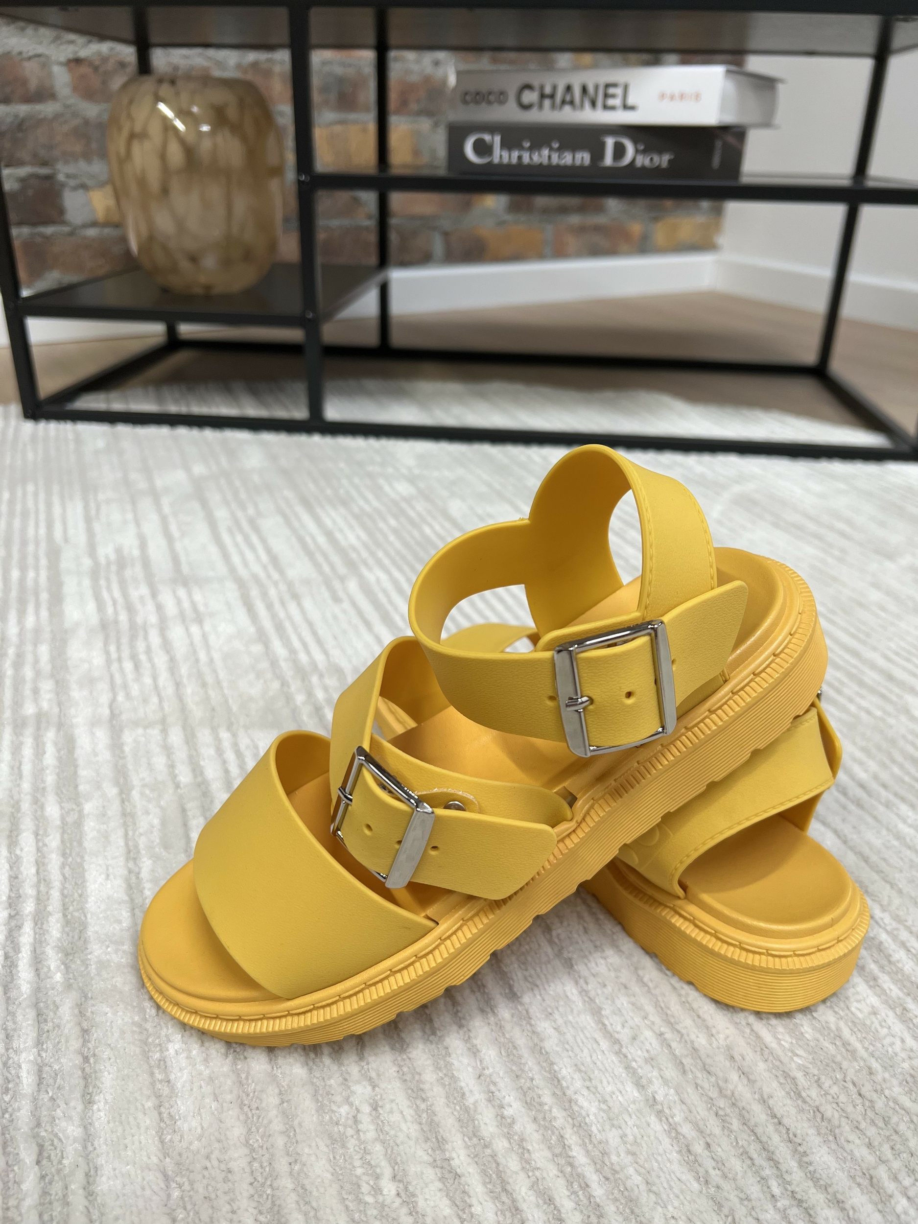 SAP-1106.3 sandale plate jaune 2 boucles