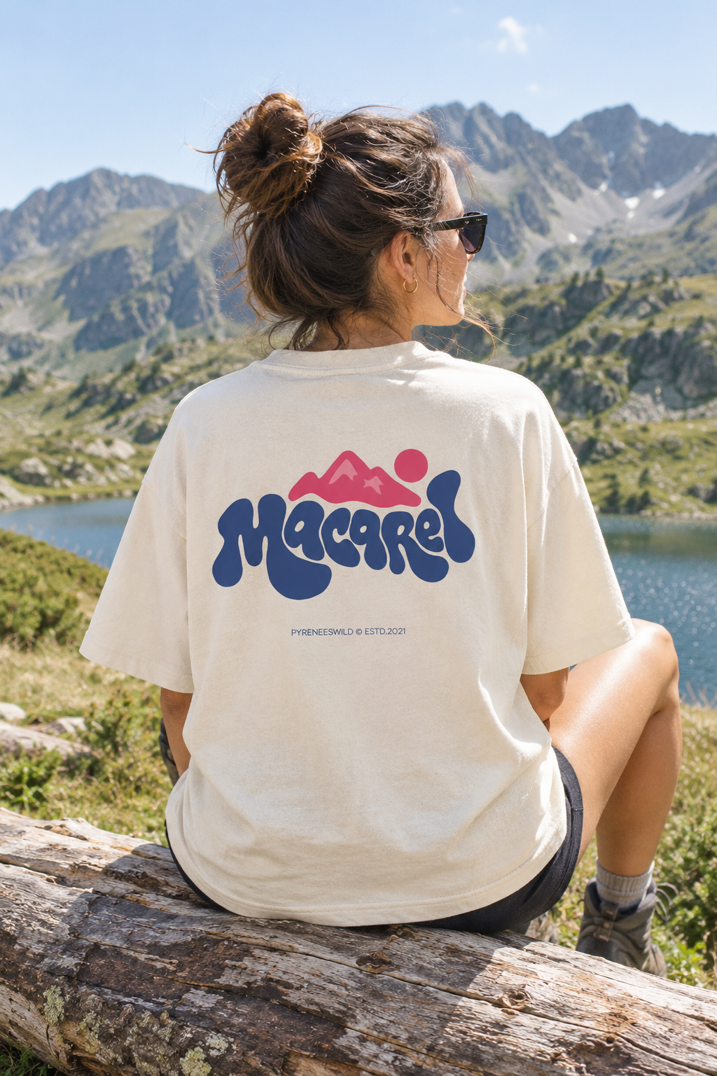 Mockup-Macarel-femme-assise