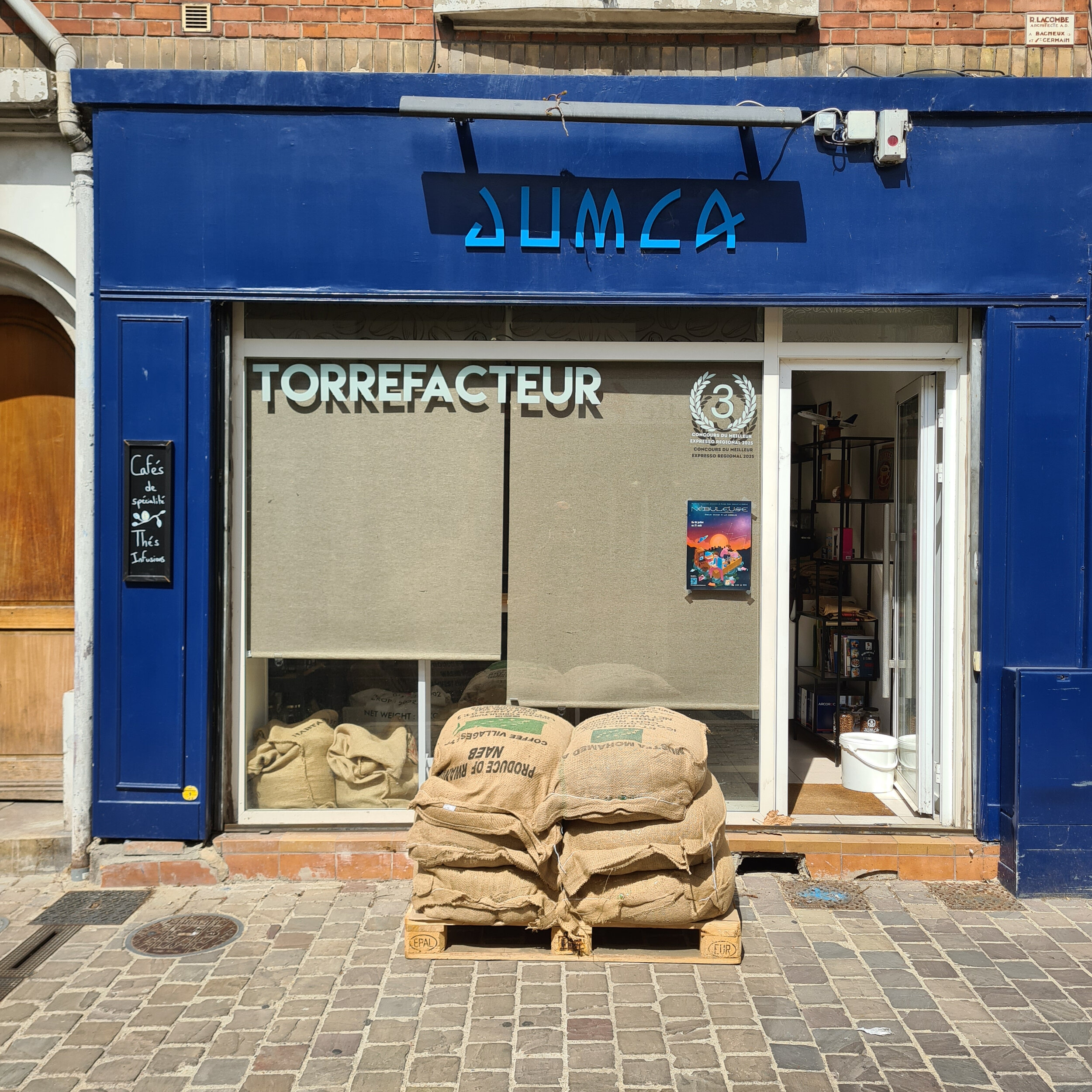 Façade de la boutique JUMCA, torréfacteur rue Maurice Berteaux à Conflans-Sainte-Honorine