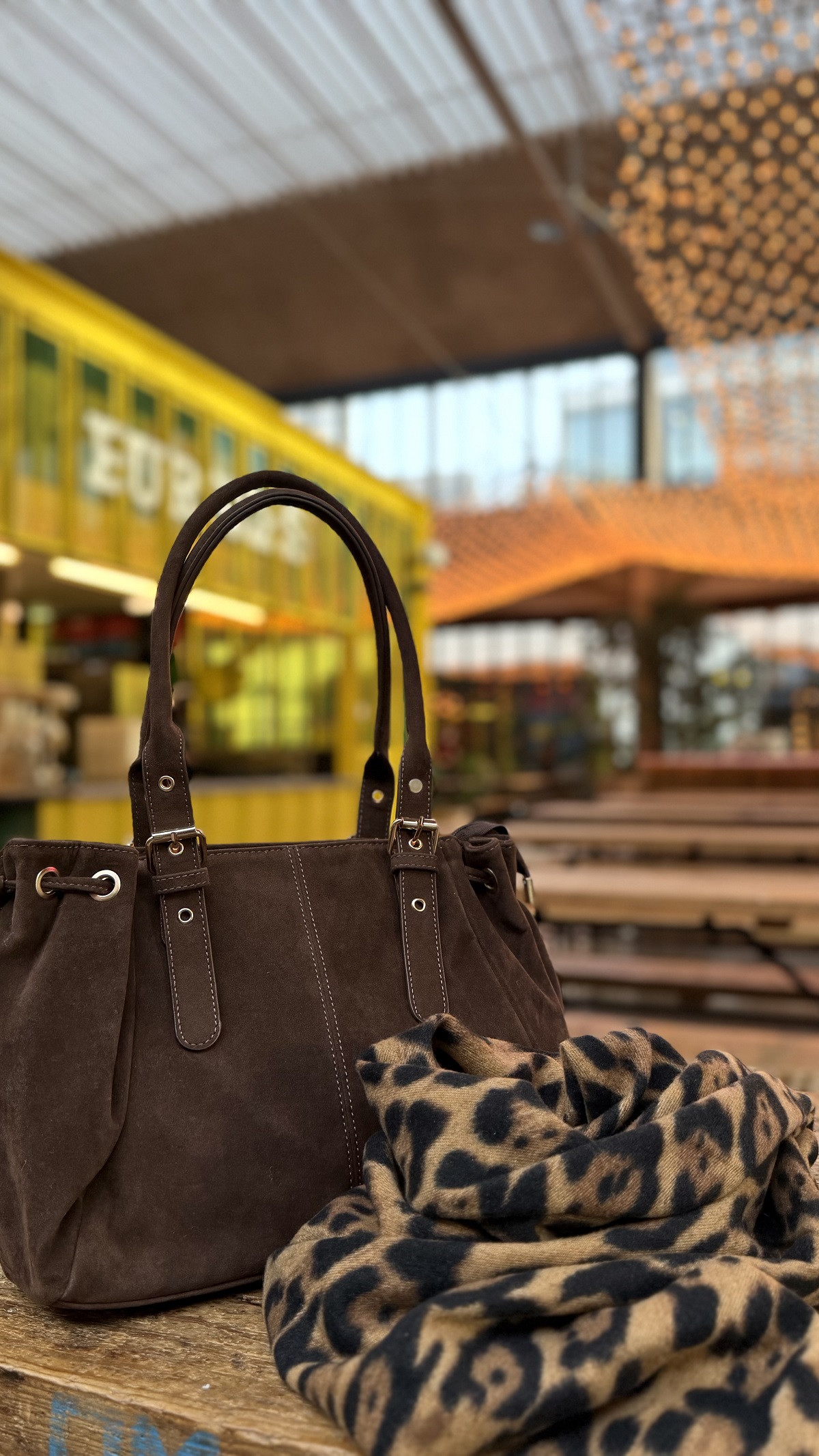 SAC CHOCOLAT AVEC ECHARPE LEO 3
