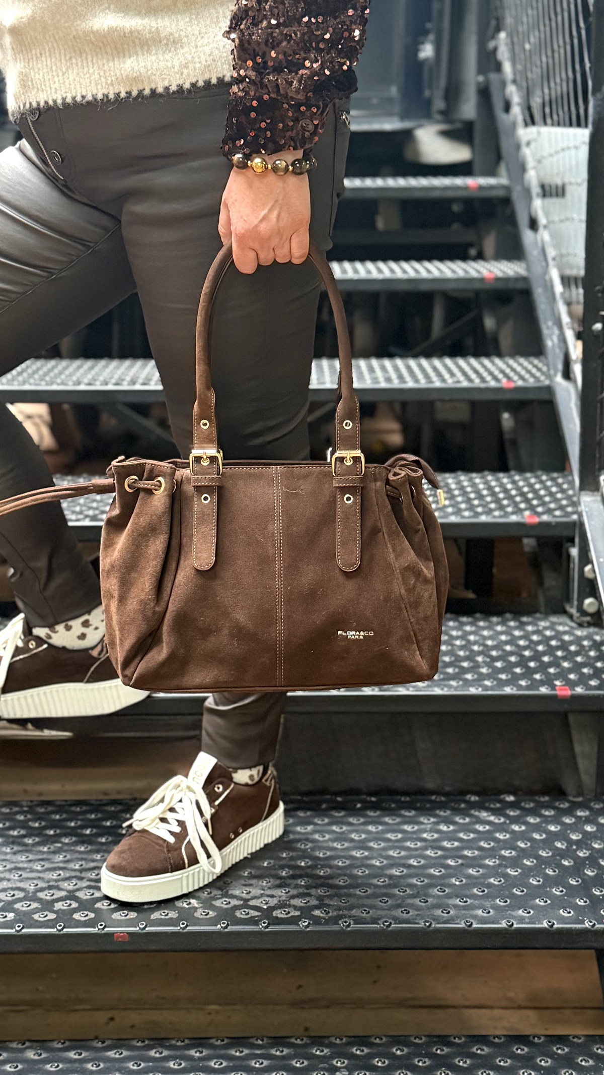 SAC CHOCOLAT ET BASKETS PORTES